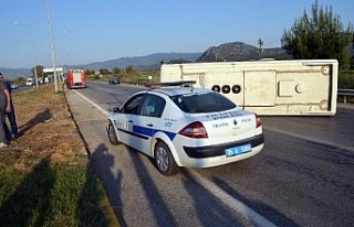 Servis minibüsü ile otomobil çarpıştı: 25 yaralı