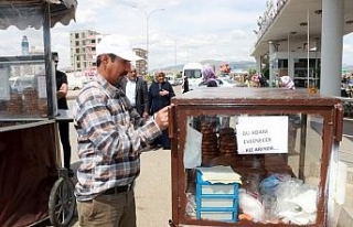 Simit arabasına yazdığı yazıyla eş arıyor