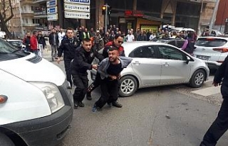 Sokak ortasında polise bıçak çektiler