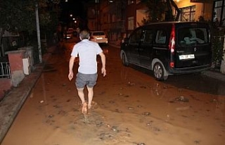 Su borusu patladı, mahalleli deprem sandı