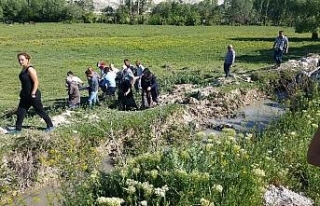 Taklalar atan araç hurdaya döndü: 5 yaralı