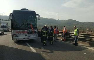 TEM’de yolcu otobüsü tıra çarptı: 2 yaralı