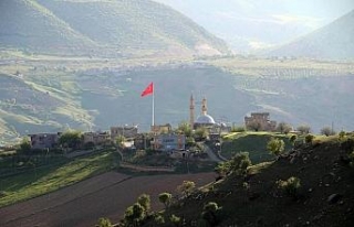 Teröristlerden temizlenen dağlarda dev Türk bayrağı