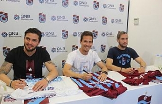Trabzonsporlu futbolcular imza gününe katıldı