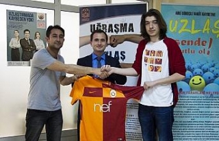 Tuttuğu takımın forması hediye edilince şikayetinden...