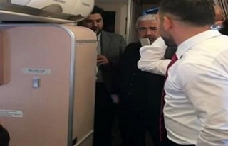 Ünlülerin uçağında "Bil Oğlum" söylendi