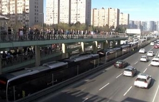 Yenibosna’da metrelerce metrobüs kuyruğu oluştu