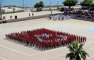 600 öğrenciden Türk bayrağı koreografisi