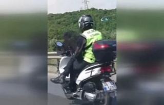 Bacak bacak üstüne atan motosikletli kamerada