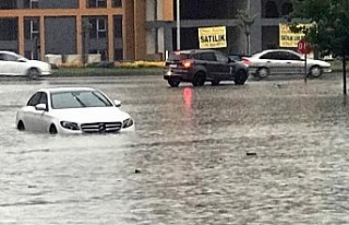 Batman’da otomobiller yağmur suyunda mahsur kaldı