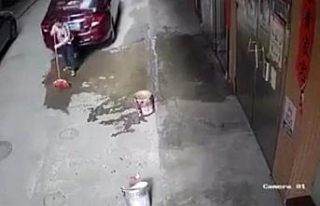 Bir anda kaymaya başlayan araç kadını ezdi