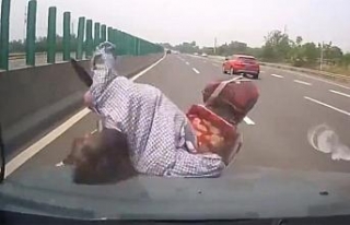 Bir anda otomobilin karşısında belirdi
