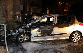 Boşandığı eşinin otomobilini benzin döküp yaktı