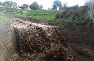 Bursa’da yollar dereye döndü, araçlar yolda kaldı