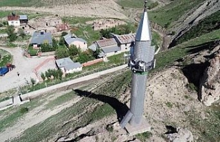 Cami köyde, minaresi tepede