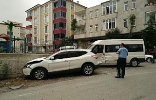 Cip ile minibüs çarpıştı: 3 yaralı