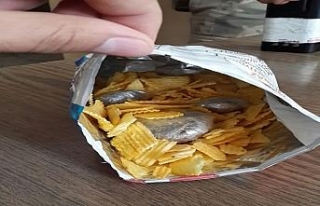 Cips poşetinden uyuşturucu çıktı