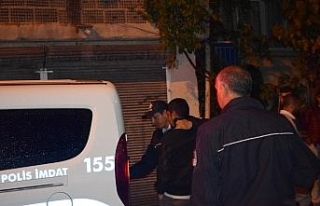 Eşini yaralayıp kendini eve kilitledi