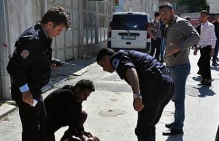 Eski eşinin sevgilisini sokak ortasında bıçakladı