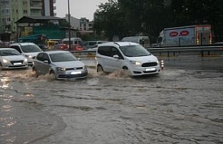 Ev ve caddeleri su bastı