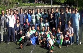 Finale bir saat kala futbolcuları takımdan kovdu