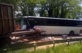 Fransa’da otobüs ve kamyon çarpıştı: 17 yaralı