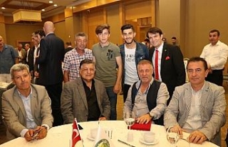 Futbolun efsaneleri iftarda bir araya geldi