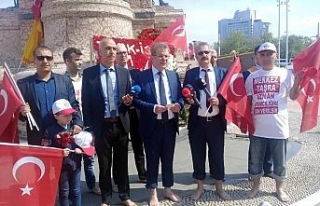 HAK-SEN üyeleri Taksim’e yalın ayak çıktı