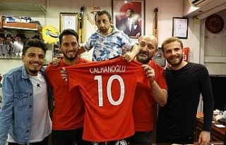 Hakan Çalhanoğlu iftarını ’Köksal Baba’yla...