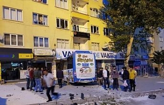 Halk otobüsü seçim bürosuna daldı: 2 yaralı