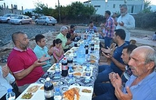 Her gün bir hane bütün köye iftar veriyor