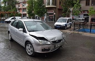 İki otomobil çarpıştı: 3 yaralı