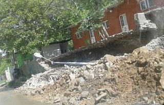 İran’daki depremde 105 kişi yaralandı