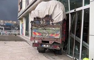İstanbul’da freni patlayan kamyonet AVM’ye daldı