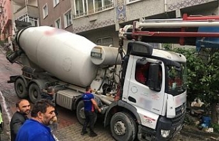 Kağıthane’de beton mikseri evin duvarına çarptı