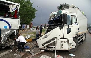Kamyon yolcu otobüsüne çarptı: 7 yaralı