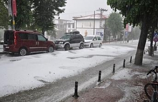 Kastamonu’ya 15 dakika süren dolu yağışı kenti...