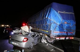 Kaza yapan otomobilden kaçarken tıra çarptı: 3...