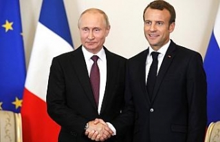 Macron ve Putin bir araya geldi