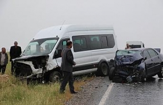 Minibüsle otomobil çarpıştı: 13 yaralı