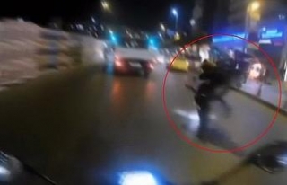 Motosikletli şahsın tehlikeli şovu kazayla bitti
