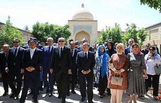 Nakşibendi Hazretlerinin türbesini ziyaret etti