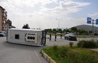 Öğrenci servisi ile otomobil çarpıştı: 7 yaralı