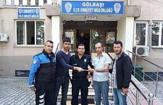 Örnek vatandaş ATM’de bulduğu parayı polise...