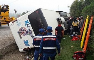 Otobüs devrildi: 1 ölü, 16 yaralı