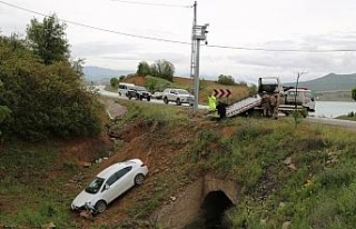 Otomobil şarampole uçtu: 5 yaralı