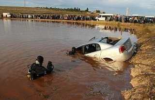 Otomobil suya devrildi: 4 ölü