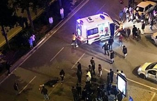 Otomobil yaya geçidinde anne kıza çarptı