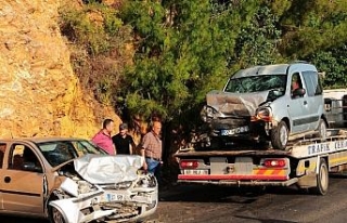 Otomobiller kafa kafaya çarpıştı: 5 yaralı