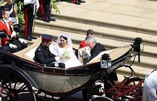 Prens Harry ve Markle kraliyet arabasıyla şehir...